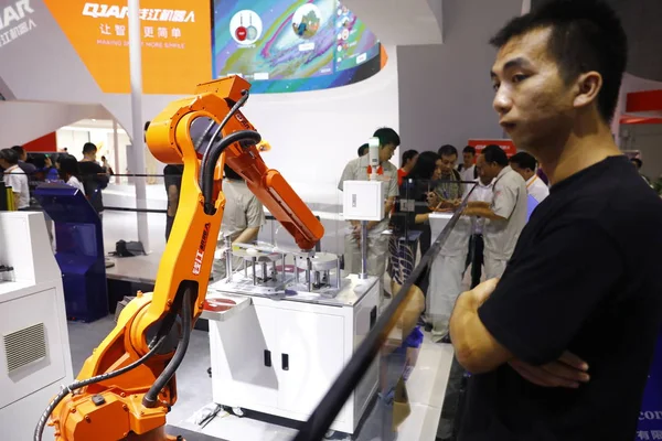 Visitante Chino Brazo Robot Exhibición Stand Zhejiang Qianjiang Robot Ltd —  Fotos de Stock