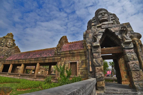 Los Turistas Visitan Una Réplica Del Complejo Templos Angkor Wat —  Fotos de Stock