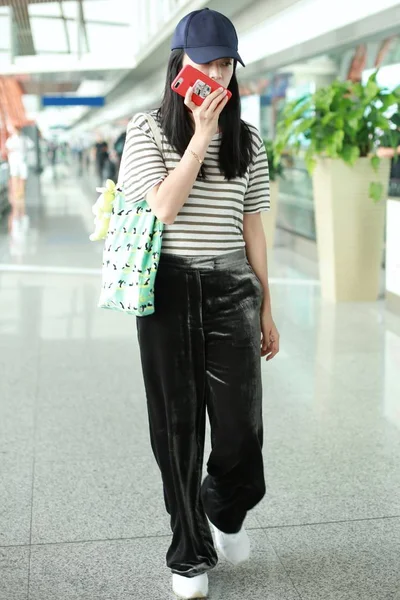 Chinese Actress Yao Chen Uses Her Smartphone She Arrives Beijing — Stock Photo, Image