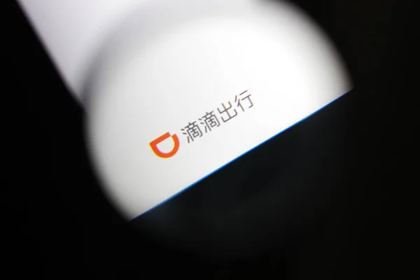 携帯電話のユーザーは Nan 東中国の山東省 Chuxing 2018 月26日に 彼のスマートフォンでタクシー出身とカーサービスディビットのモバイルアプリを使用します — ストック写真