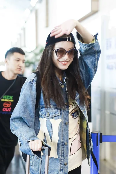 Chinese Actrice Arriveert Bij Shanghai Pudong International Airport Voor Vertrek — Stockfoto