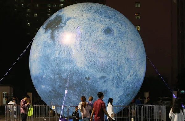 Pedestres Passam Por Uma Lua Iluminada Feita Pelo Homem Cidade — Fotografia de Stock