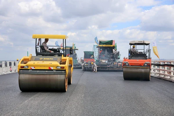 Trabajadores Chinos Operan Pavimentadora Carreteras Para Pintar Betún Puente Con — Foto de Stock