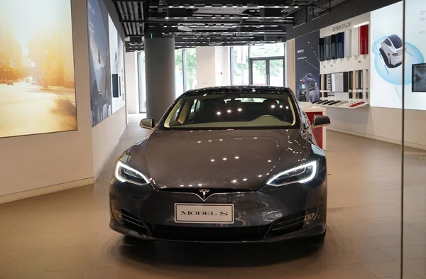 Das Elektroauto Eines Tesla Modells Steht Einem Autohaus Von Tesla — Stockfoto