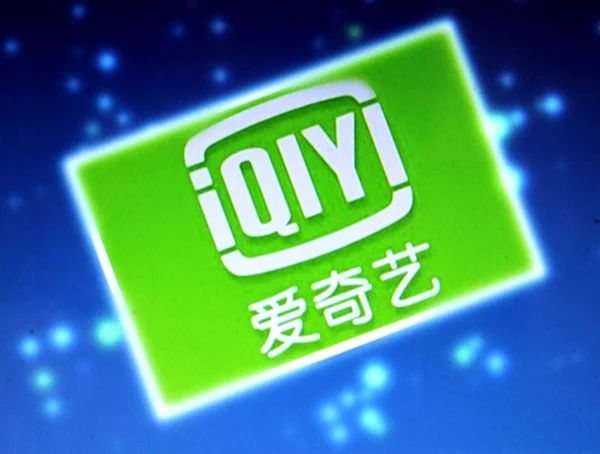 Sebuah Netizen Cina Melihat Logo Situs Berbagi Video Online Iqiyi — Stok Foto
