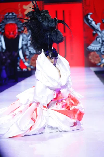 2018年9月22日 在中国北京举行的2018年北京时装周上 一位模特在楚义 和石光时装秀上展示了新的作品 — 图库照片