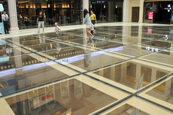 Klienci Chodzą Piętrowy High Glass Bottomed Oglądania Platformy Centrum Handlowym — Zdjęcie stockowe