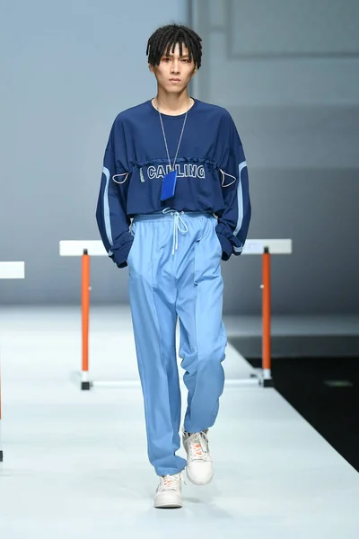 モデルは 2018 中国の北京で中国ロンドンファッションウィークの春 2019年中喬ダン Sivico のファッションショーで新しい創造を表示します — ストック写真