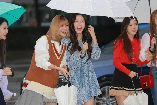 Miembros Del Grupo Chicas Surcoreanas Girl Llegan Para Una Sesión —  Fotos de Stock