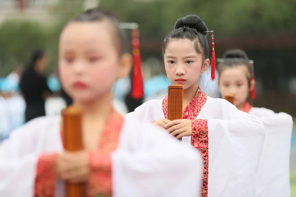 受講する伝統的な衣装に身を包んだ 2018 日の中国中央部湖南省衡陽市で小学校で孔子に秋の犠牲 — ストック写真