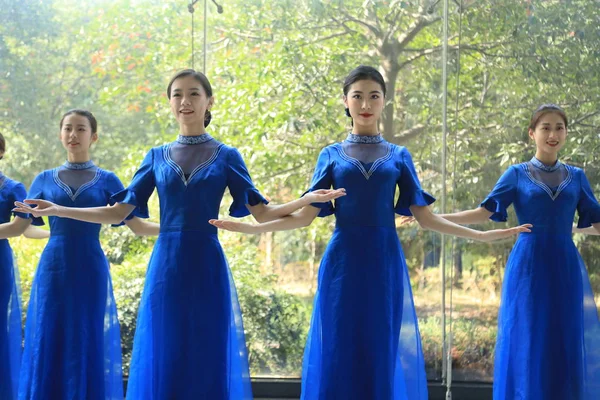 Chinese Volunteers Wearing Cheongsam Qipao Pose Photos Ahead Upcoming Fifth — Stock Photo, Image