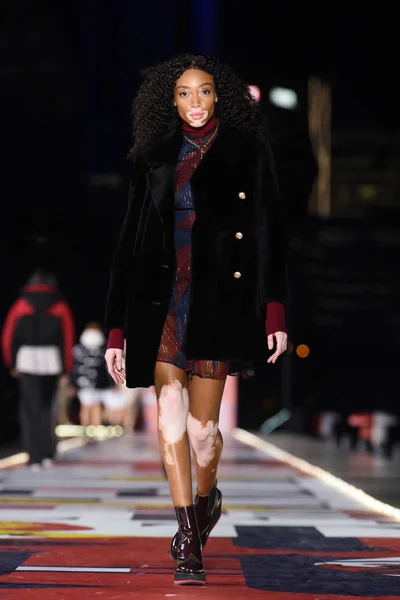 Das Kanadische Mode Model Winnie Harlow Zeigt Eine Neue Kreation — Stockfoto