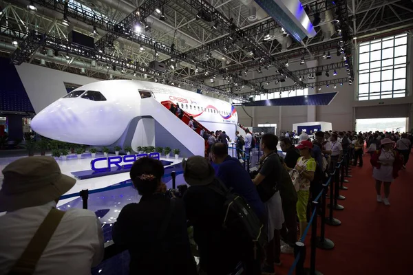 Cr929 ワイドボディ旅客機中国ロシア合弁クラックによって表示され ロシアの統一航空機製造会社 Uac Comac の中国の商用航空機株式会社の共同開発のフルサイズ モデルはディスプレイ殖産事業展開 — ストック写真
