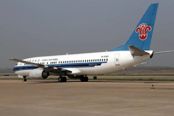 Boeing 737 800 China Southern Airlines Sugárhajtású Repülőgép Taxik Wuhan — Stock Fotó