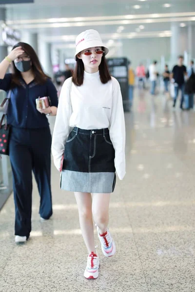 Κινέζα Ηθοποιός Qin Φτάνει Στο Shanghai Hongqiao Διεθνές Αεροδρόμιο Πριν — Φωτογραφία Αρχείου