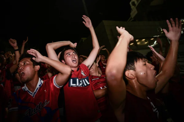 Футбольні Вболівальники Хвиля Прапори Кричати Гасла Щоб Показати Підтримку Японії — стокове фото