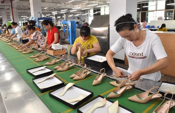Lavoratori Cinesi Fabbricano Scarpe Con Tacco Alto Esportare Una Fabbrica — Foto Stock