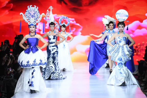 유명한 패션쇼 2018 동안에 베이징 2018 Xuanmin에 새로운 창조를 — 스톡 사진