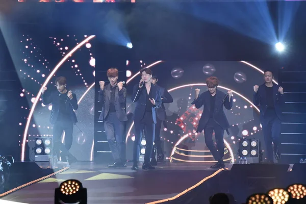 Les Membres Boys Group Sud Coréen Btob Produisent Lors Concert — Photo