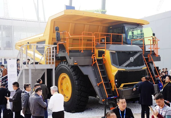 People Visit Stand Volvo 9Th International Trade Fair Construction Machinery — 图库照片