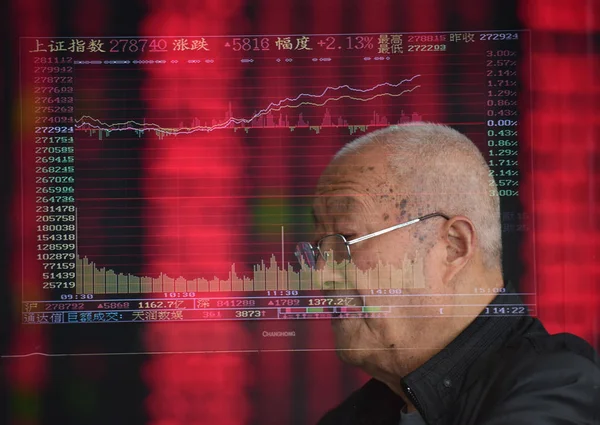 この多重露光写真の中国投資家に証券家 2018 日中国東部の安徽省阜陽市で 赤の価格上昇 と価格下落のため緑の株式の価格で見える — ストック写真