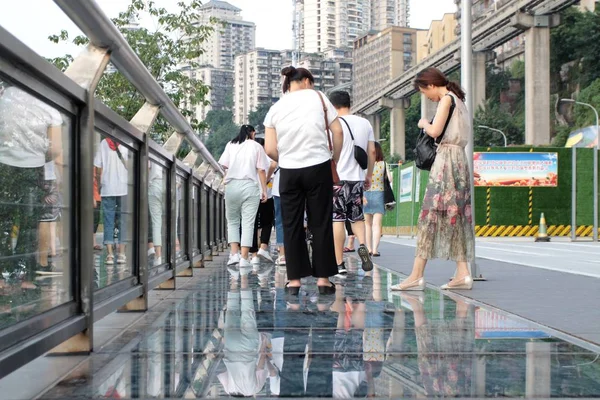 Los Visitantes Caminan Largo Skywalk Metros Por Encima Del Suelo —  Fotos de Stock
