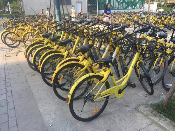 자전거 서비스의 자전거 2018 후베이 거리에 줄지어 — 스톡 사진