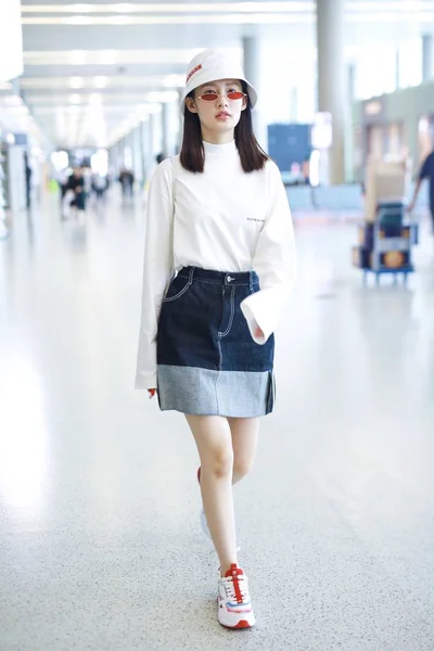 Chinese Actrice Qin Arriveert Bij Shanghai Hongqiao International Airport Voor — Stockfoto