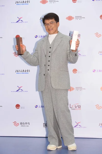 2018年9月26日 香港功夫巨星成龙在中国上海举行的2018年爱情电台音乐奖颁奖仪式上与他的战利品合影 — 图库照片