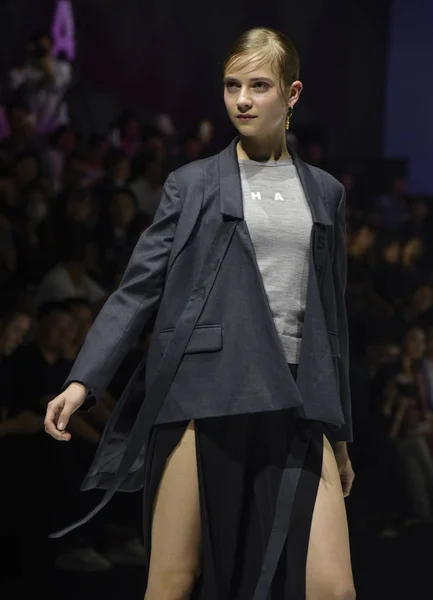 Modelo Muestra Una Nueva Creación Desfile Moda Shao Durante Semana — Foto de Stock