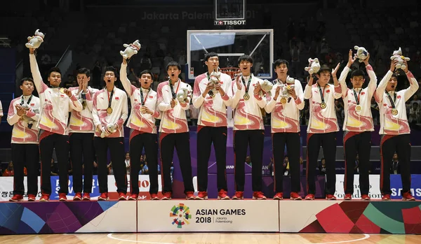 Jogadores Seleção Chinesa Basquete Masculino Posam Cerimônia Premiação Final Basquete — Fotografia de Stock