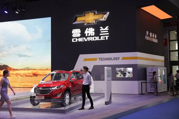Gente Visita Stand Chevrolet Shanghai Una Empresa Conjunta Entre Saic — Foto de Stock