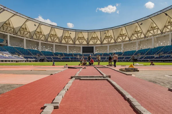 Chinese Arbeiders Geven Een Finishing Touch Het Olympisch Park Changchun — Stockfoto