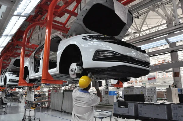 Trabajadores Chinos Fabrican Automóviles Una Planta Faw Volkswagen Ciudad Qingdao — Foto de Stock