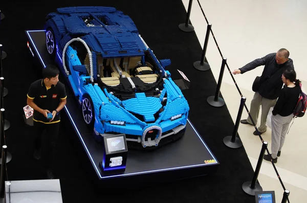 Спортивный Автомобиль Bugatti Изготовленный 238 762 Кирпичей Lego Демонстрируется Торговом — стоковое фото