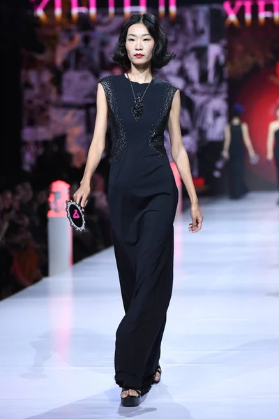 Modell Visar Skapelse Xifuhui Modevisning Modeveckan 2018 Beijing Beijing Kina — Stockfoto