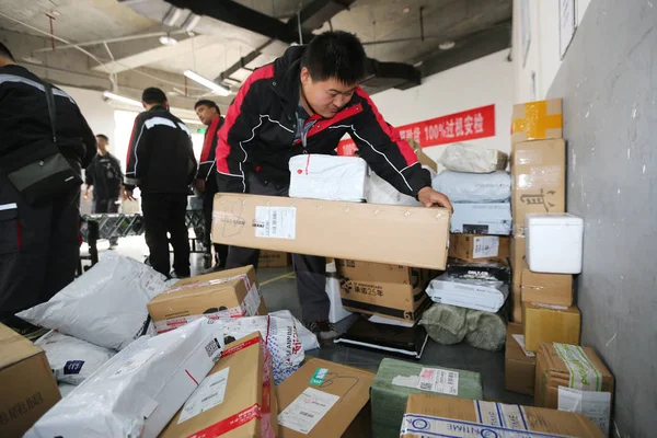 근로자 대부분의 온라인에서 쇼핑을 밖으로 배급에 센터의 중국어 동쪽으로 중국의 — 스톡 사진