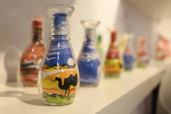 Картины Цветным Песком Стеклянных Бутылках Сделанные Летним Бангладешским Мужчиной Nike — стоковое фото