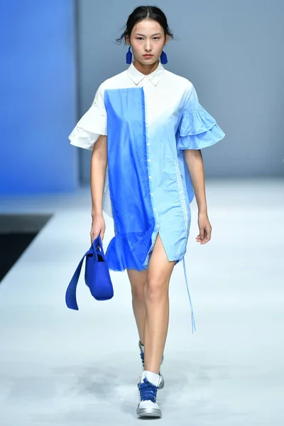 Модель Демонстрирует Новое Творение Модном Показе Loose Каньмина Время Китайской — стоковое фото