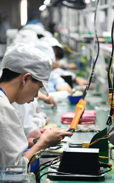 Trabajadores Chinos Fabrican Productos Inteligentes Línea Montaje Una Fábrica Ciudad — Foto de Stock