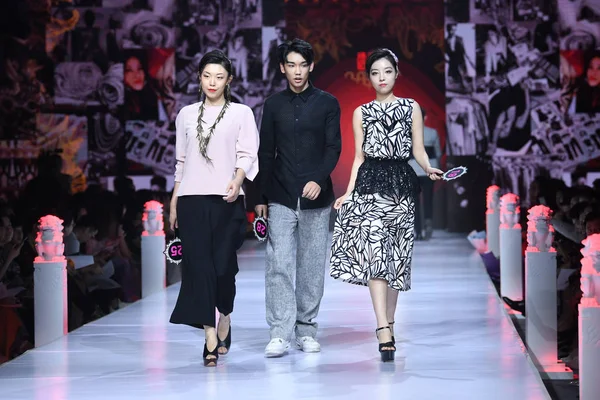 Modellek Kijelző Alkotások Xifuhui Divat Show Során 2018 Ban Beijing — Stock Fotó