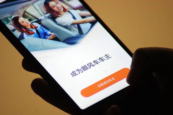 Ein Lokaler Chinesischer Einwohner Nutzt Den Fahrgemeinschaftsdienst Des Taxi Und — Stockfoto