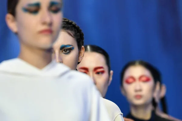 Los Modelos Muestran Nuevas Creaciones Desfile Moda M13 Zhang Zhaoda — Foto de Stock