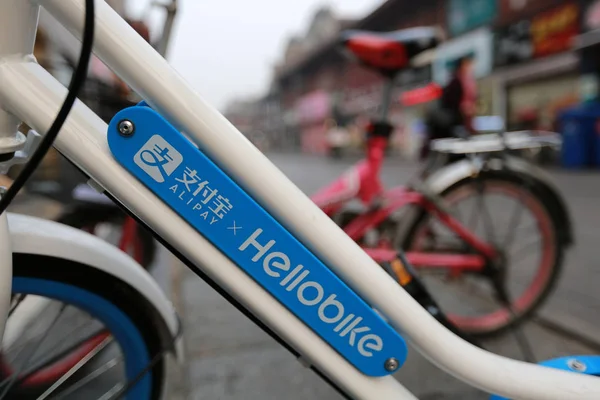 Blick Auf Ein Logo Des Chinesischen Fahrradverleihdienstes Hellobike Auf Einer — Stockfoto