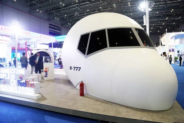 Model Samolotu Transportowego Fedex 777 Jest Wyświetlaczu Podczas Pierwszego China — Zdjęcie stockowe