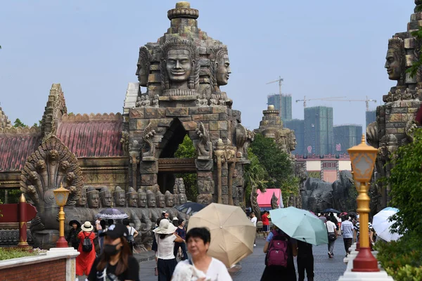 Los Turistas Visitan Una Réplica Del Complejo Templos Angkor Wat —  Fotos de Stock