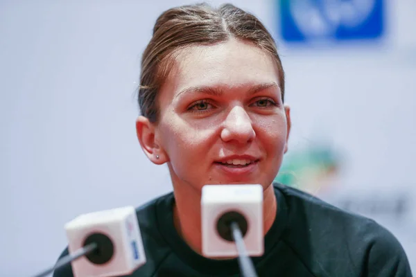 ルーマニアのシモーナ Halep 2018 日中国中央部の湖北省武漢市で 2018年東風汽車 Wta 武漢オープン テニス トーナメント中に最初のラウンドの試合前に の記者会見に出席します — ストック写真