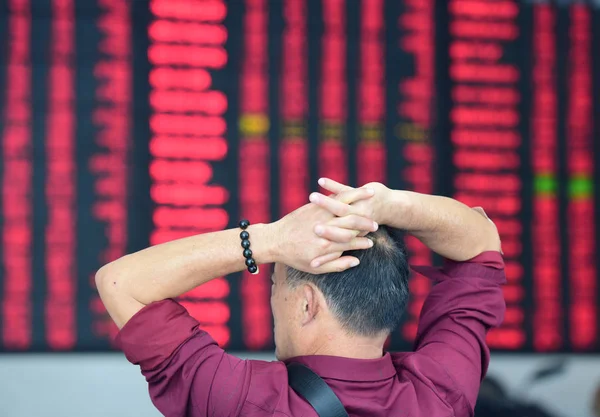 ファイル 中国投資家は 2018 日中国東部の安徽省阜陽市で証券家で株価指数や株式 赤の価格上昇のため と緑の価格の落下のための価格を見てください — ストック写真