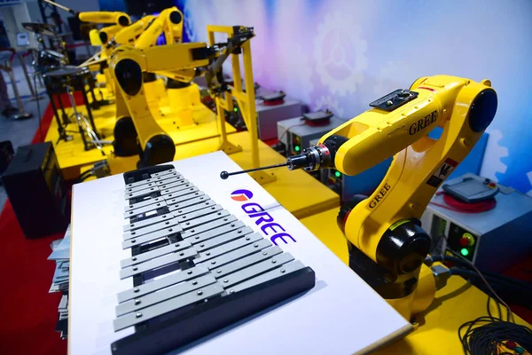 Промисловий Робот Групи Самостійно Розроблених Gree Electric Виконує Ксилофон Під — стокове фото