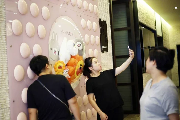 Customers Poses Selfies Constellation Themed Hotel Decorated Cute Constellation Related — Photo